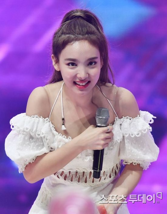 TWICE Nayeon, who won first place in MBC Music Show Champion live broadcast at the MBC Dream Center in Goyang Ilsan, Gyeonggi Province on the afternoon of the 18th, greets on the encore stage.2018.07.18.