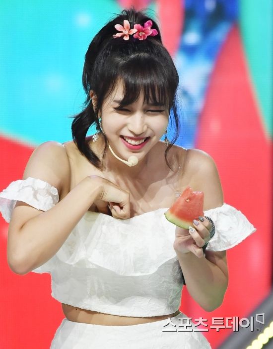 TWICE Mina, who won first place in MBC Music Show Champion live broadcast at the MBC Dream Center in Goyang Ilsan, Gyeonggi Province on the afternoon of the 18th, is taking out the watermelon in the encore stage.2018.07.18.