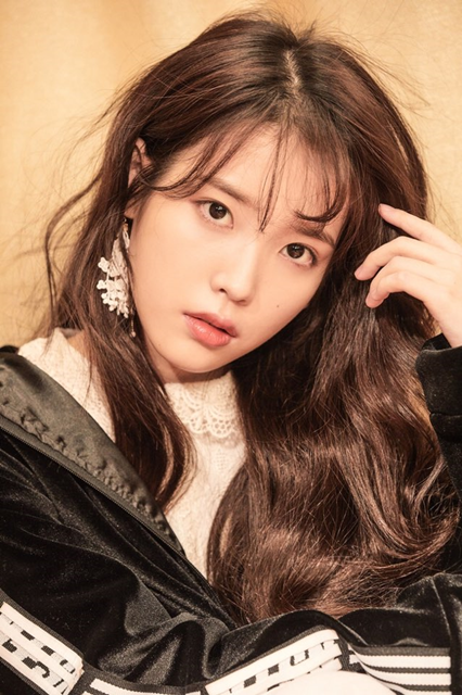 KakaoM (KakaoM, formerly Kakao M) will continue its 10-year partnership with IU.KakaoM said, IU recently completed a contract with our company and became a dedicated artist of KakaoM.While the IU has been discussing the renewal, it has confirmed strong mutual trust with its agency and quickly decided whether to renew the contract despite months ahead of the end of the contract.As a result, IU has been in charge of the company KakaoM, which has been with the company since the debut, for more than 10 years.In addition to winning the grand prize at various music awards, IU has recently secured its position as a K-Culture representative artist, winning favorable reviews for its success in transforming the Acting through TVN drama My Uncle.
