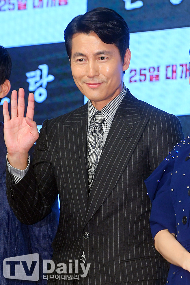The film Illang: The Wolf Brigade (director Kim Jee-woon and production Lewis Pictures) Red Carpet Event was held at Time Square in Yeongdeungpo-gu, Seoul on the afternoon of the 18th.Actor Jung Woo-sung, who attended the event, is stepping on Red Carpet.Illang: The Wolf Brigade is set in 2029 of chaos, when anti-unification terrorist groups emerged after the two Koreas declared a five-year plan to prepare for reunification.It will be released on the 25th as a film about the activities of the human weapon Illang: The Wolf Brigade, which is called the wolf in the breathtaking confrontation between the police organization special team and the intelligence agency, the Public Security Department.Illang: The Wolf Brigade Red Carpet Event