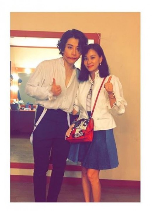 Even if you lose a lot of weight, its a cool explosion: Actor Ko So-young and Sung Yu-ri have proven this.Ko So-young posted a photo on the 18th with an article entitled # Musical The Man Who Laughs # Park Hyo Shin, Impression, Impression, and Memorial Photo with Gwenflen.Sung Yu-ri also posted a picture of Park Hyo Shin, saying, The smiling man is so wonderful that # The Man Who Laughs # Park Hyo Shin.On the 13th, Park Hyo Shin posted a self-portrait, but his face became half-faced and collected a topic by collecting plastic theory.But in the picture, he is a strong figure, unlike his concerns.Also Ko So-young and Sung Yu-ri look like shy girl fans, while flaunting their beautiful looks.The musical Laughing Man is based on Victor Hugos novel, and it is a work that criticizes the situation in which social justice and humanity collapsed along the journey of the pure figure Gwinflen, although it has a horrible monster face in the background of 17th century England where discrimination was extreme, and deeply illuminates the value of human dignity and equality.