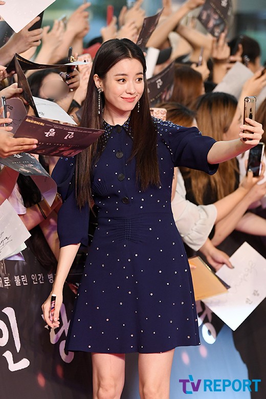Actor Han Hyo-joo attends the red carpet event of the movie Illang: The Wolf Brigade (directed by Kim Ji-woon) at Time Square in Yeongdeungpo-dong, Yeongdeungpo-gu, Seoul on the afternoon of the 18th and has a meeting with fans.Illang: The Wolf Brigade starring Kang Dong-won, Han Hyo-joo, Jung Woo-sung, Kim Moo Yeol, Yeri Han, and Choi Min-ho of Shiny, was the 2029 year of chaos in which anti-unification terrorist groups appeared after the two Koreas declared a five-year plan for unification, Illang: The Wolf Brigade, a human weapon called Wolves in a breathtaking confrontation between absolute power institutions, will be released on the 25th.