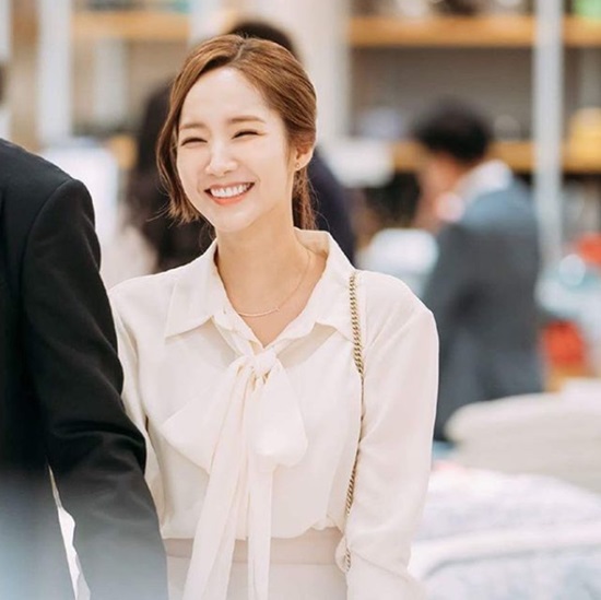 Actor Park Min-young reveals adorable charmPark Min-young released a picture on his Instagram on Wednesday, showing Park Min-young smiling brightly in a white blouse.The shape of the eyes that become halfmoon eyes when laughing brightly is also attractive.The fans who saw it responded such as It is so beautiful and The smile is angel.Park Min-young is appearing on the TVN drama Why is Secretary Kim doing it?Photo: Park Min-young SNS