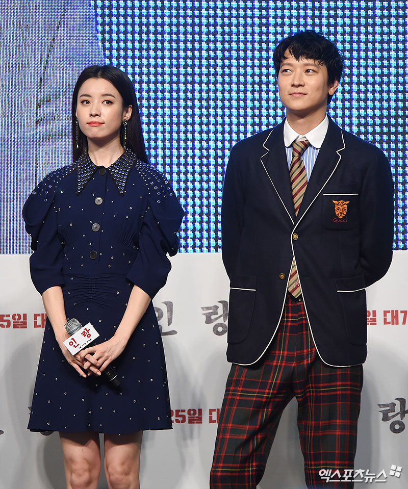 Actors Han Hyo-joo and Gang Dong-Won greet the red carpet event of the movie Illang: The Wolf Brigade held at Time Square in Yeongdeungpo-gu, Seoul on the afternoon of the 18th.