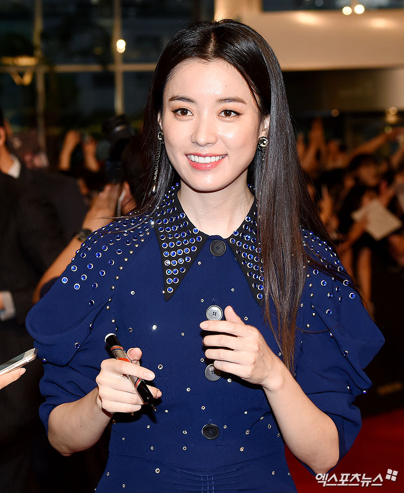 Actor Han Hyo-joo, who attended the Red Carpet event of the movie Illang: The Wolf Brigade at Time Square in Yeongdeungpo-gu, Seoul, smiles at fans.