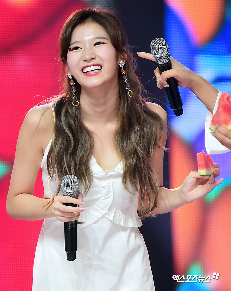 TWICE Sana, who attended the MBC MUSIC Show Champion on-site at MBC Dream Center in Ilsan, Goyang City, Gyeonggi Province on the afternoon of the 18th, is showing a wonderful performance.