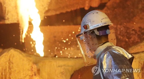 폭염쯤이야…작업하는 용광로 근로자 (울산=연합뉴스) 김용태 기자 = 울산에 폭염 경보가 발효 중인 17일 오전 울산시 울주군 LS니꼬동제련 공장에서 근로자가 1천250도의 용광로 앞에서 구리 주조 작업을 하고 있다. 2018.7.17      yongtae@yna.co.kr