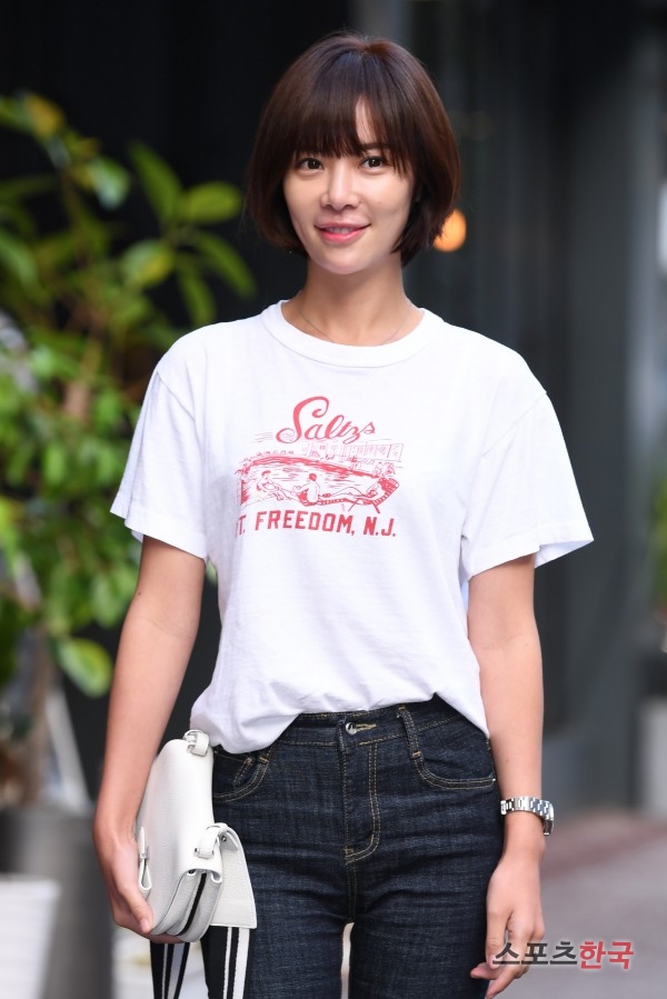 Actor Hwang Jung-eum attends the SBS drama Hunnam Chung Party with staff at a restaurant in Yeouido-dong, Yeongdeungpo-gu, Seoul on the afternoon of the 19th.