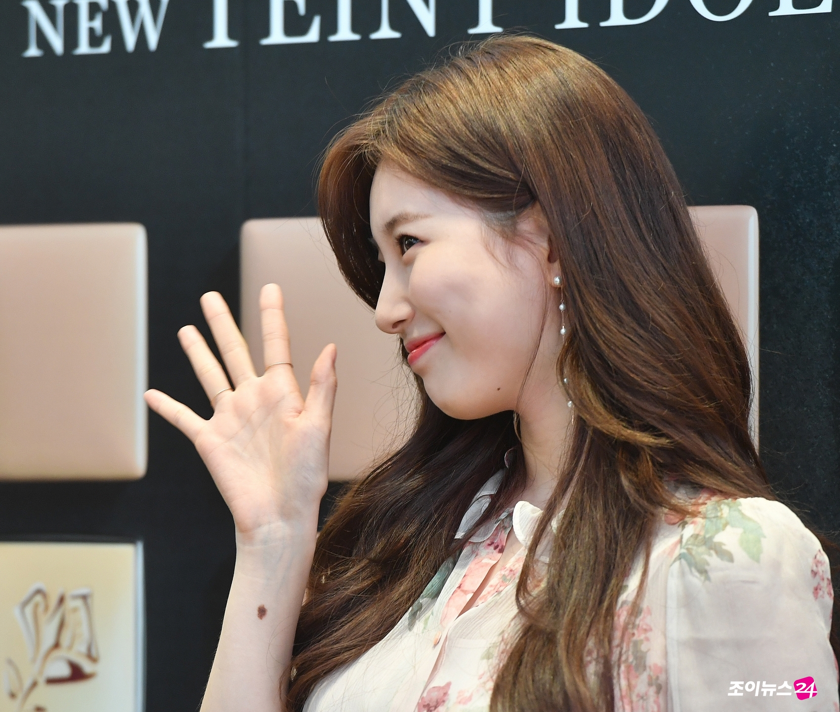 Actor and singer Bae Suzy poses at the Global Beauty Brand Lancome Photo Call Event held at Myeongdong branch of Shinsegae Duty Free Shop in Jung-gu, Seoul on the afternoon of the 19th.Lancome held a Make-up event at the event hall to commemorate the launch of the global campaign of Make-Up Is My Power (MAKE UP IS MY POWER) of the new foundation line Edol Long Rasting Foundation.
