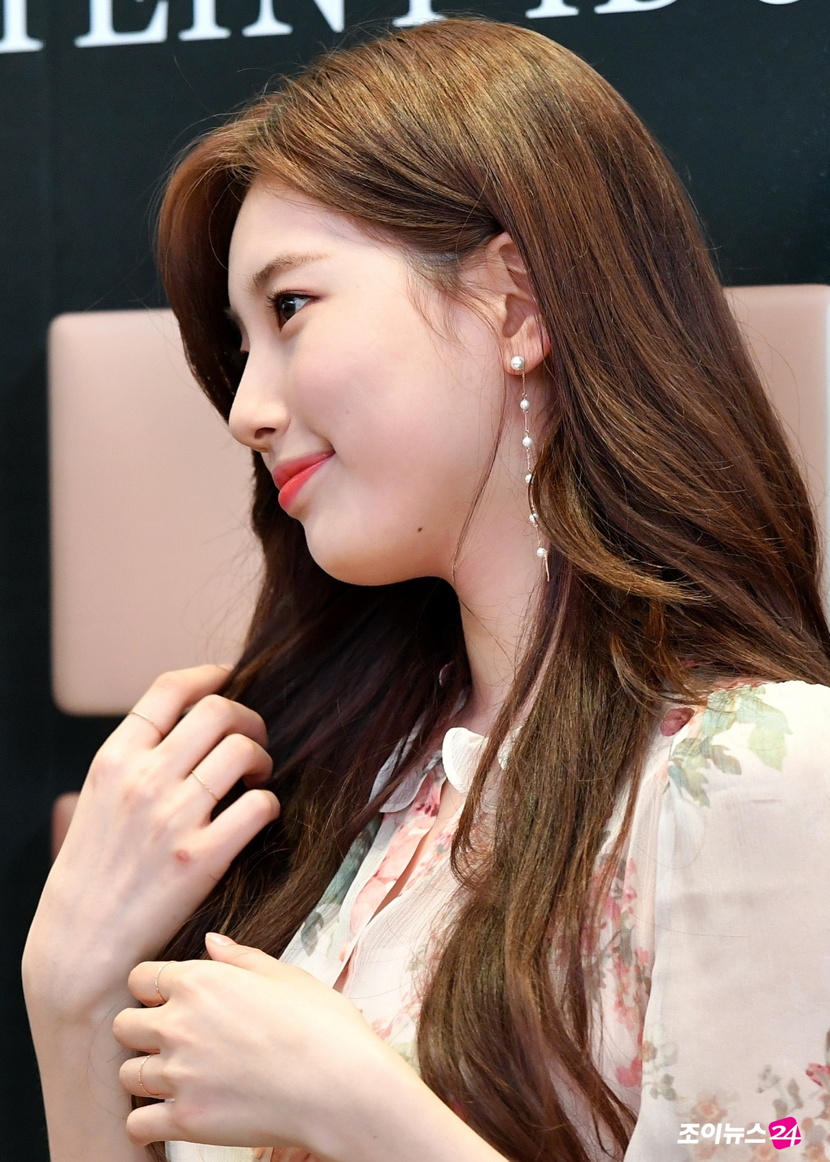 Actor and singer Bae Suzy poses at the Global Beauty Brand Lancome Photo Call Event held at Myeongdong branch of Shinsegae Duty Free Shop in Jung-gu, Seoul on the afternoon of the 19th.Lancome held a Make-up event at the event hall to commemorate the launch of the global campaign of Make-Up Is My Power (MAKE UP IS MY POWER) of the new foundation line Edol Long Rasting Foundation.