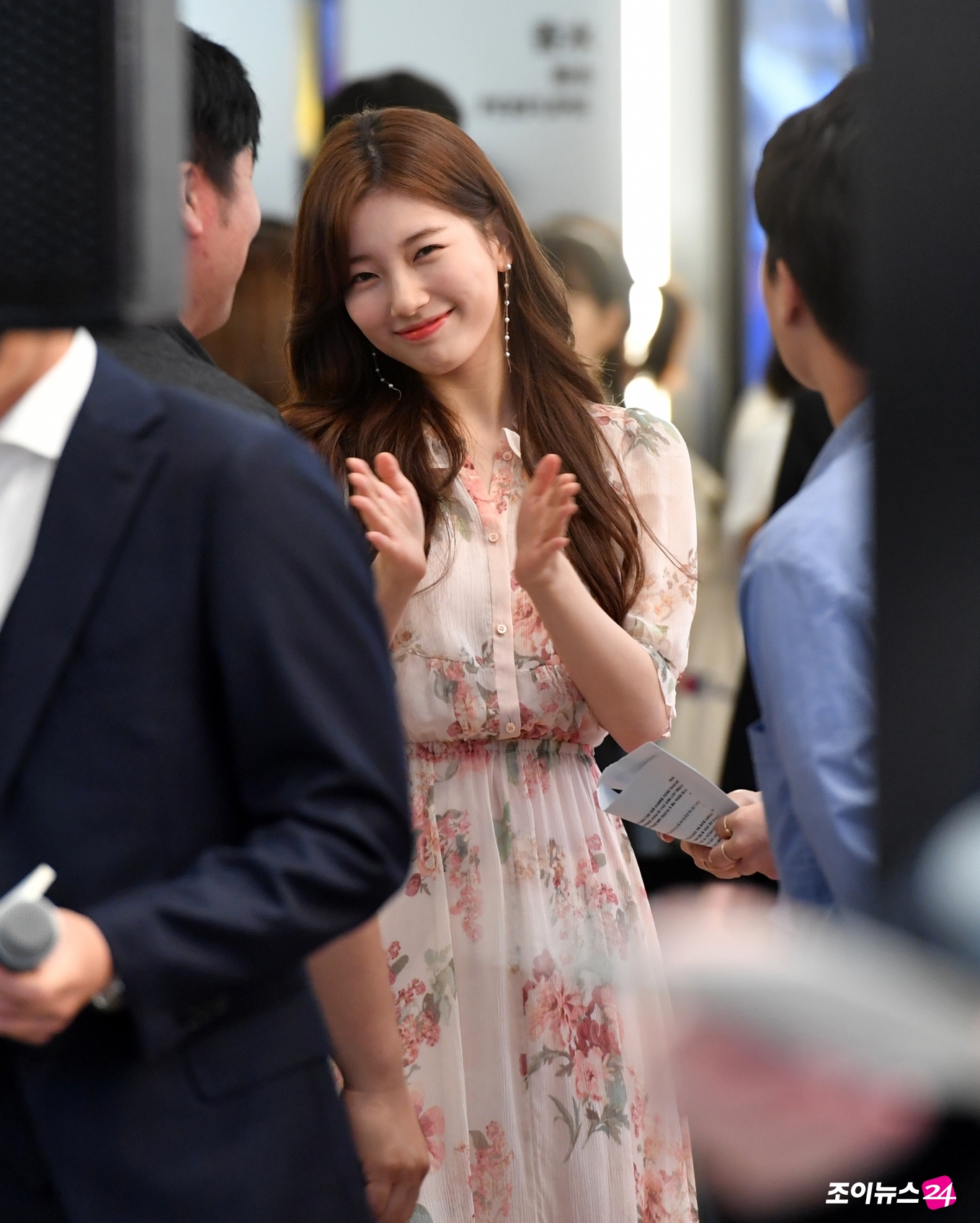 Actor and singer Bae Suzy is waiting to attend the global beauty brand Lancome Photo Call Event held at Myeongdong branch of Shinsegae Duty Free Shop in Jung-gu, Seoul on the afternoon of the 19th.Lancome held a Make-up event at the event hall to commemorate the launch of the global campaign of Make-Up Is My Power (MAKE UP IS MY POWER) of the new foundation line Edol Long Rasting Foundation.
