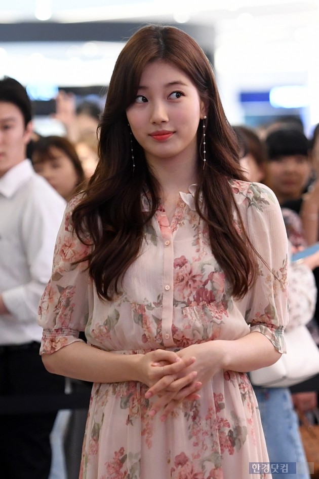 <p>Singer and actor Bae Suzy is participating in the worldwide butte brand LANCOMM MAKE UP IS MY POWER campaign launch event held at Seoul Myeong-dong New World Department Store head office on the afternoon of 19th</p>