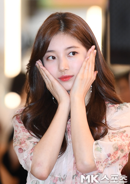 <p>On the afternoon of 19th, singer Bae Suzy made a Beauty brand Make up event photo call Chugai Travel at the new world duty free shop cave store.</p><p>Bae Suzy is posing with photo time.</p>