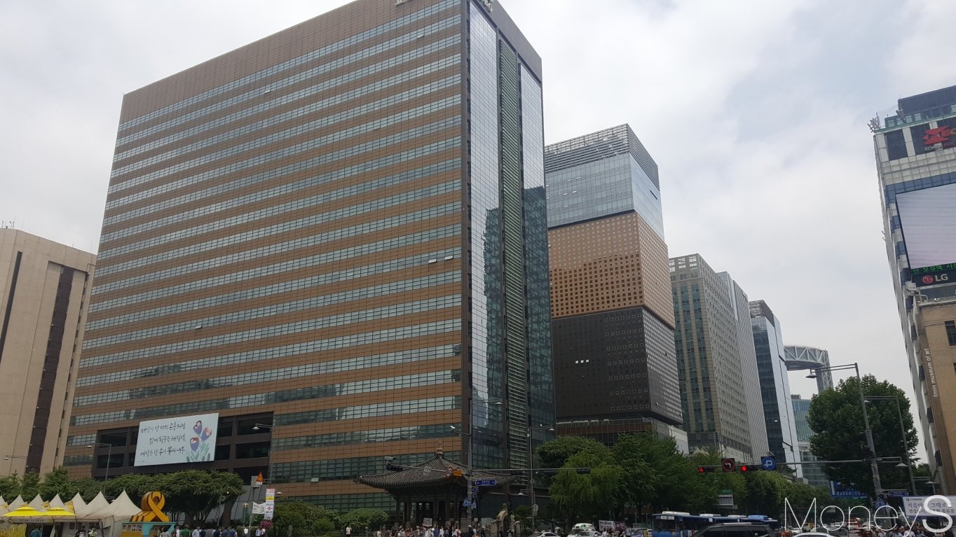서울 광화문 일대의 대형 빌딩. /사진=김창성 기자