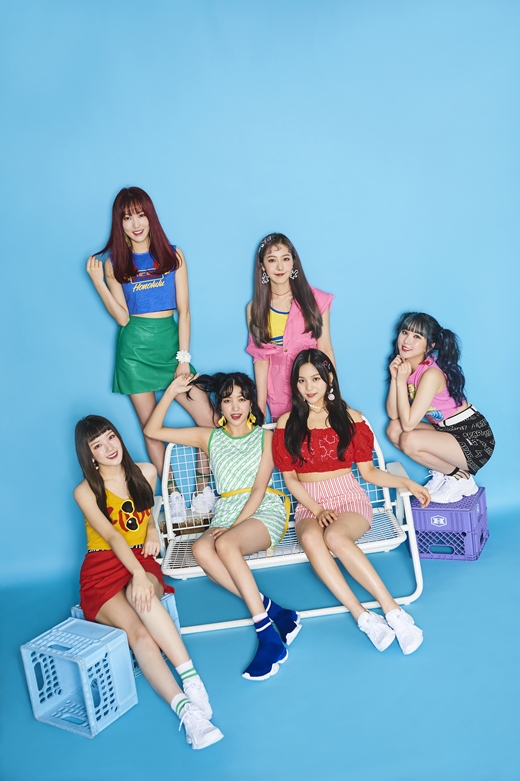 <p>Girl group GFriend (wish Yerin galaxy Yuju mystical thumb) proved a close informity with a close friend Girl group Lucky Twice (Naayon ordered thigh sanagihyumina multi-string, Chae Young Chu).</p><p>GFriend recently met with coverage at a cafe with Seoul holy water cave, and co-interviewed the release of a new mini-album Sunny Summer.</p><p>On this day GFriend asks what kind of conversation you normally have with Lucky Twice, member Yerin on behalf of Im a friend of the same age, so what do you really eat, Have you eaten rice?, When will we meet? I answered, I only talk about real eating like what I want to eat and laughed.</p><p>The galaxy told me that the teaser at (GFriend comeback) came and told me that the teaser was so refreshing, Lucky Twice the song that made a comeback was also very good, the dance was interesting.BET Hip Hop Award for Best Collabo, Duo or I wanted to dance on Gr stage and I did such a story. </p><p>Yuju Also with Lucky Twice When you do BET Hip Hop Award for Best Collabo, Duo or Gr and Special Stage in the case of the end of the year, try to stage together Tense , Lets do it well  I encourage each other and encourage each other to send warm days, he showed off a warm friendship.</p><p>GFriend will issue a new score Sunny Summer on 19th. The title song is the summer of the summer. Producer famous for GFriends cool but faint feeling song The biggest expectation of the public is the first time working with a side kick.</p><p>Vacation in which the plug sound of tropical vibe and fun brass harmonize, Sweety of the Kawaii futurebass genre that can feel the refreshing first love of girls as they are, Wind Windy expressing the emotions of the night sleepless nights and Sinspap Love In The Air that stands out from the intense main synthesizer sounds were posted.</p><p>Announcement at 6 p.m. on 19th.</p>