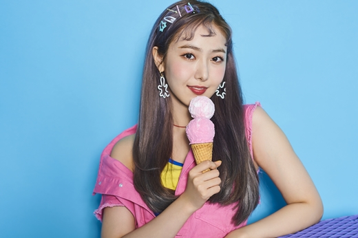 <p>Girl group GFriend (wish Yerin galaxy Yuju mystical thumb) proved a close informity with a close friend Girl group Lucky Twice (Naayon ordered thigh sanagihyumina multi-string, Chae Young Chu).</p><p>GFriend recently met with coverage at a cafe with Seoul holy water cave, and co-interviewed the release of a new mini-album Sunny Summer.</p><p>On this day GFriend asks what kind of conversation you normally have with Lucky Twice, member Yerin on behalf of Im a friend of the same age, so what do you really eat, Have you eaten rice?, When will we meet? I answered, I only talk about real eating like what I want to eat and laughed.</p><p>The galaxy told me that the teaser at (GFriend comeback) came and told me that the teaser was so refreshing, Lucky Twice the song that made a comeback was also very good, the dance was interesting.BET Hip Hop Award for Best Collabo, Duo or I wanted to dance on Gr stage and I did such a story. </p><p>Yuju Also with Lucky Twice When you do BET Hip Hop Award for Best Collabo, Duo or Gr and Special Stage in the case of the end of the year, try to stage together Tense , Lets do it well  I encourage each other and encourage each other to send warm days, he showed off a warm friendship.</p><p>GFriend will issue a new score Sunny Summer on 19th. The title song is the summer of the summer. Producer famous for GFriends cool but faint feeling song The biggest expectation of the public is the first time working with a side kick.</p><p>Vacation in which the plug sound of tropical vibe and fun brass harmonize, Sweety of the Kawaii futurebass genre that can feel the refreshing first love of girls as they are, Wind Windy expressing the emotions of the night sleepless nights and Sinspap Love In The Air that stands out from the intense main synthesizer sounds were posted.</p><p>Announcement at 6 p.m. on 19th.</p>