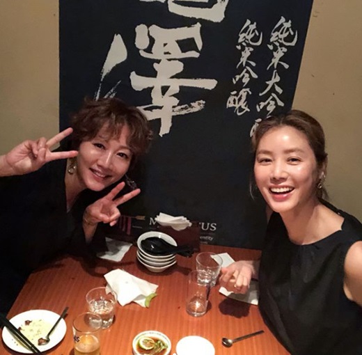 Kim Sung-ryung posted a picture on his 19th day with an article entitled Eunhee is pretty ~  in his instagram.In the public photos, there is a picture of Bang Eun-hee and Kim Sung-ryung looking at the camera with a happy expression in the restaurant.Kim Sung-ryung and Bang Eun-hee previously appeared on the field talk show taxi to certify their best friend.In Radio Star, Kim Sung-ryung also delivered several episodes with his best friend Bang Eun-hee.Meanwhile, Kim Sung-ryung has recently shown a short but strong impact performance in the movie Believer as a Oh Yeon-ok character.