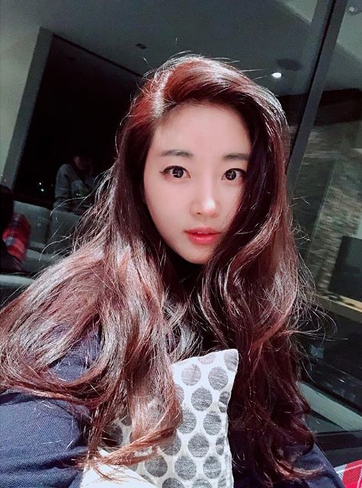 Actor Kim Sa-rang has announced his recent status to his fans with his still-Beautiful looks.Kim Sa-rang posted a photo on Instagram on the 19th, leaving only a short moon-shaped emoticon. Its a Selfie photo.Kim Sa-rang, who naturally hangs her long red-colored hair in the sunlight, poses with her round eyes wide open to the camera.Especially, in April, he was injured in a crash in Italy, and fans were pleased with the recent situation.Netizens responded by saying, Youre getting younger.