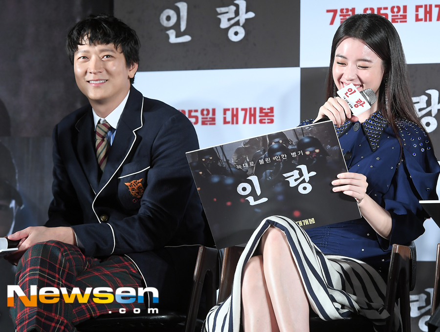 The movie Illang: The Wolf Brigade (director Kim Ji-woon) was held at Time Square in Yeongdeungpo-gu, Seoul on the afternoon of July 18.Gang Dong-Won Han Hyo-joo attended the day.The movie Illang: The Wolf Brigade starring actors Gang Dong-Won, Han Hyo-joo, Jung Woo-sung, Kim Moo Yeol, Choi Min-ho (Shiny Minho), and Han Ye-ri, is about 2029 of the chaos that anti-unification terrorist groups appeared after the two Koreas declared their five-year plan for unification, It will be released on July 25th as a film about the performance of the human weapon Illang: The Wolf Brigade, which is called the wolf in a breathtaking confrontation between absolute power institutions centered on Public Security Department.Jung Yu-jin