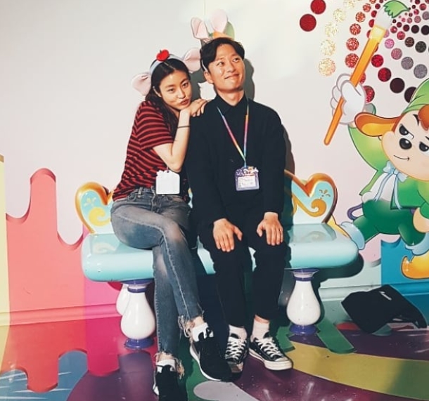 Actor Kang So-ra reveals his affectionate moment with ManagerKang So-ra wrote on his Instagram account on July 19, Bosong Manager and Lotte World. The new Manager is native to Gyeongsang Province.I have never been to Lotte World and I took him with my colleagues. The picture shows Kang So-ra and Manager with cute headbands; Kang So-ra has a cute look with his hand on Managers shoulder.Manager smiles, looking at something other than the camera, as if hes embarrassed.The fans who saw the photos said, Boseong Manager saved the country in his past life, I envy you, Lotte World! Have a good time!He responded.delay stock