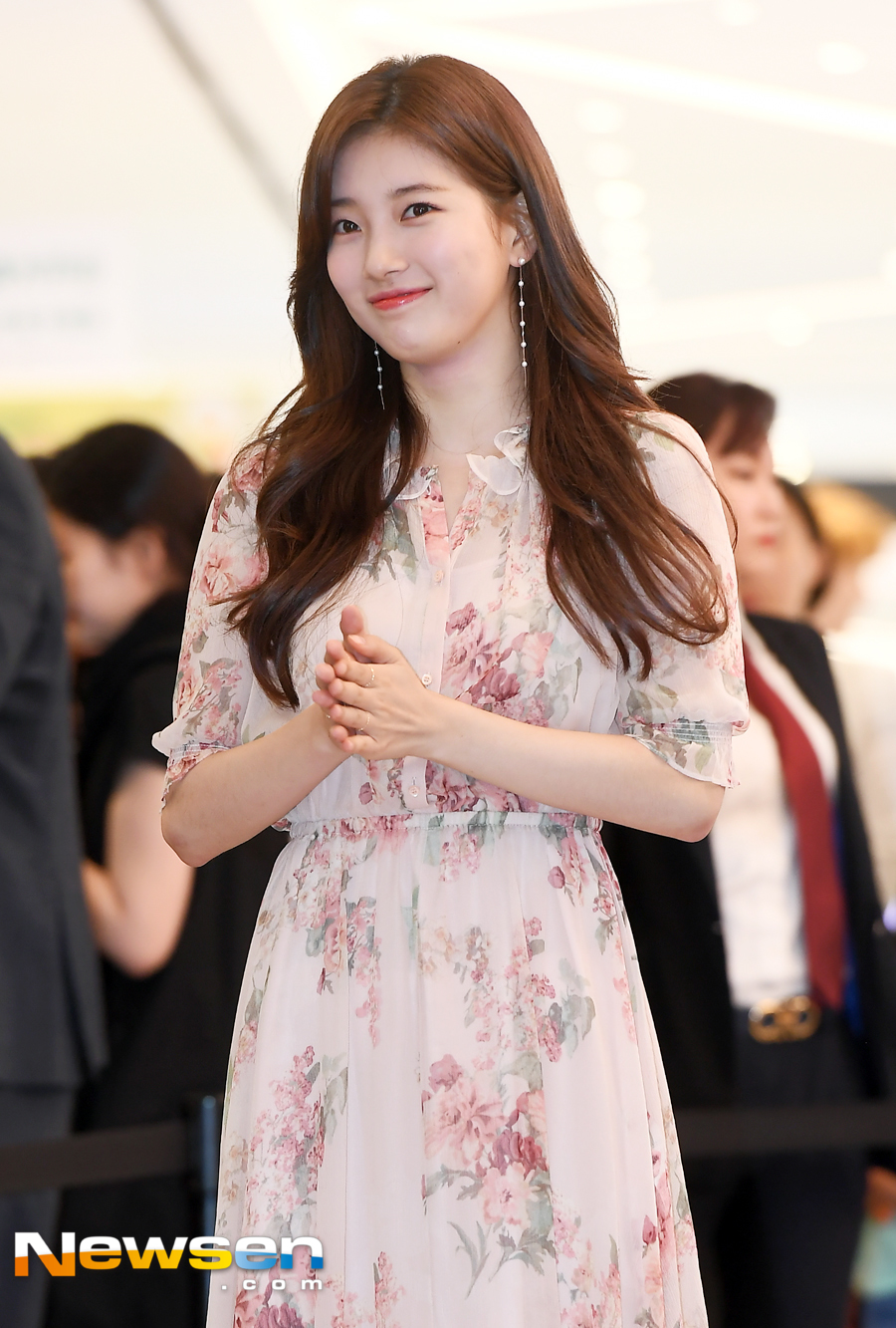 Singer and actor Bae Suzy Lancome photo call event was held at Myeongdong branch of Shinsegae Duty Free Shop in Jung-gu, Seoul on July 19 at 2 pm.Bae Suzy was present on the day.Meanwhile, Bae Suzy is cast as the NISs Black Agent Gohari in the drama Vagabond, which aims to air in 2019, and is in close contact with Lee Seung-gi.Jung Yu-jin