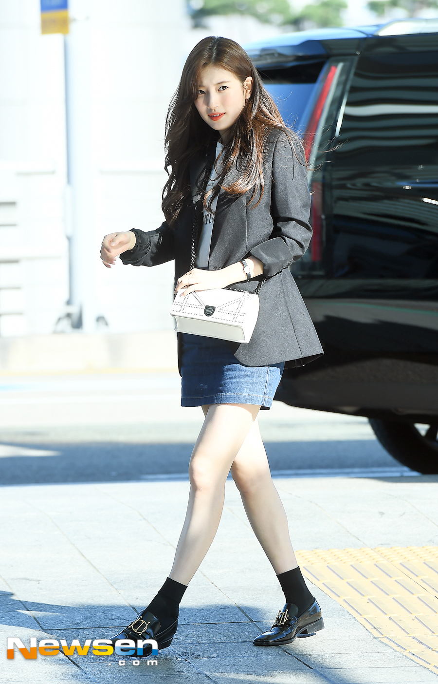 Bae Suzy perfect proportion even if singled to Blue skirt Singer and actor Bae Suzy left for Taiwan on July 19th at Incheon International Airport KIX Passenger Terminal l.Bae Suzy is heading for the departure hall on the day.Meanwhile, Bae Suzy is cast as the NISs Black Agent Gohari in the drama Vagabond, which aims to air in 2019, and is in close contact with Lee Seung-gi.Jung Yu-jin