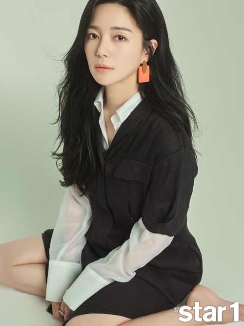 <p>Actor Lee Elijah made an interview with the star & style magazine at style and the August issue of gravure. Lee Elijah showed a unique feminine charm in this gravure performed with the concept GENTLE WOMAN.</p><p>In a subsequent interview after the gravure, Lee Elijah was worried about what he would like to do as Lee Elijah rather than actor, after finishing the broadcast of JTBC Miss Hammurabi and how he is doing it I have time. He showed himself worrying while he was absent.</p><p>In addition, because of the nature of the pre-production drama, broadcasting continued even after the shooting ended, he told the story that it was difficult to completely relax.</p><p>Lee Elijah who showed love to Lee Do-yeon in the work, Lee Do-yeon in the movie talks about his story As I would like written, I also like to write sentences I want to use my story someday or in a movie someday I showed that the synchro ratio between the two people is high.</p><p>However, the actual love style of Lee Do-yeon and the romantic style of Lee Do-yeon in theater are quite different But contrary to Lee Do-yeon showing the leading romance in the play added, the actual Lee Elijah love affair Style can not be positive.</p><p>Lee Elijah who took off the image of the villain after a long time through Miss Hammurabi. About these evaluations It was very happy to play the character loved for the first time and The impression of the people seems to have changed He said that he was feeling a feeling different from when he showed a form sensitive to a villain.</p><p>Also, for the work, he met with the actual stenographer and studied for work, after the broadcast, in fact the stenographer saw the character that is quiet in the drama, the principal must also have difficulty Long sentence letters I also expressed my gratitude thanks to the story of sending it.</p><p>Lee Elijah says he does not know where to put his place when he met a character called Lee Do-yeon and hear many praise. He wanted to grow as an authentic actor, and showed his own goal clearly. [Photo] Offer at style</p><p>Offered at style</p>