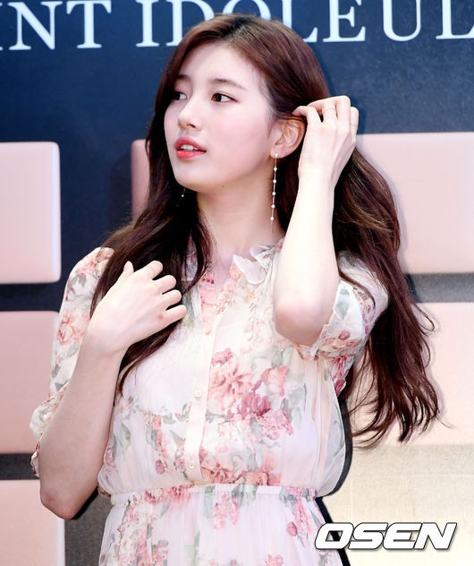 <p>Singer and actor Bae Suzy participated in the Cosmetic brand photo call held at the headquarters of New World department store in Seoul Naka-ku, afternoon, on the afternoon of 19th, and her seat is shining.</p>