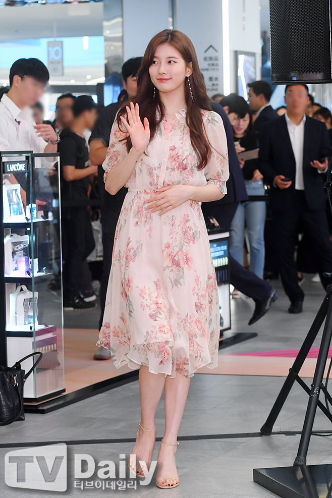 <p>Singer and actor Bae Suzy is attending Lancome Beauty Chugai Travel held in New World Duty Free Shimaka-dong, Seoul Naka-ku on the afternoon of 19th.</p><p>Cosmetic brand Chugai Travel</p>