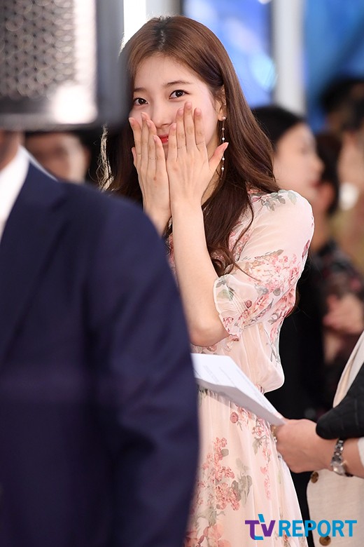 <p>Singer Bae Suzy is attending the Beauty brand Chugai Travel held at the headquarters of Chungmuro ​​New World department store in Seoul Naka-ku, afternoon of 19th.</p>