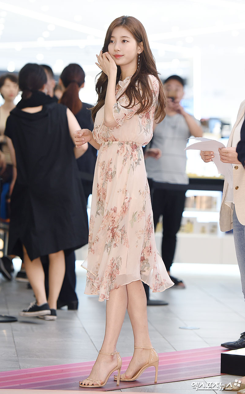<p>Bae Suzy, a singer and actor who participated in a new campaign launch event for the World Beauty brand opened in the New World department store headquarters new building in Seoul Myeongdong, September 19, is posing.</p>