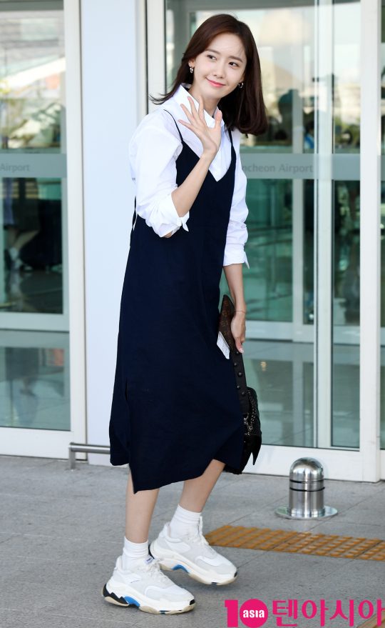 Group Girls Generation member and actor Im Yoon-ah is showing off airport fashion by leaving Singapore through the Incheon International Airport on the afternoon of the 20th.
