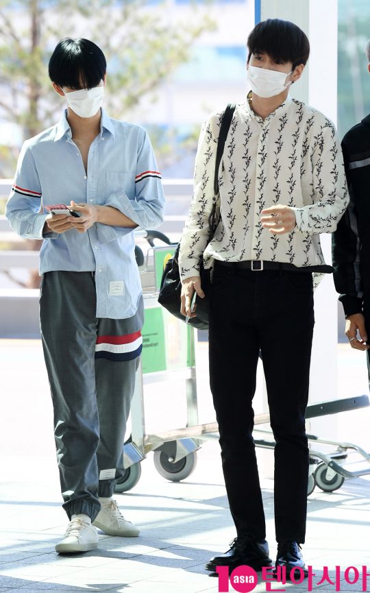 <p>Bae Jin Young and Ong Seong-wu on the afternoon of the group Wanna One (River Daniel, Bakjifun, Idefi, Kim Jae-hwan, Ong Seong-wu, cold team, LA Iguan Lin, Yun Jison, Fan Min Hyeon, Bae Jin Young, To leave Kuala Lumpur through the Incheon International Airport to participate in the World Tour performance, they are showing off the Airport fashion.</p>