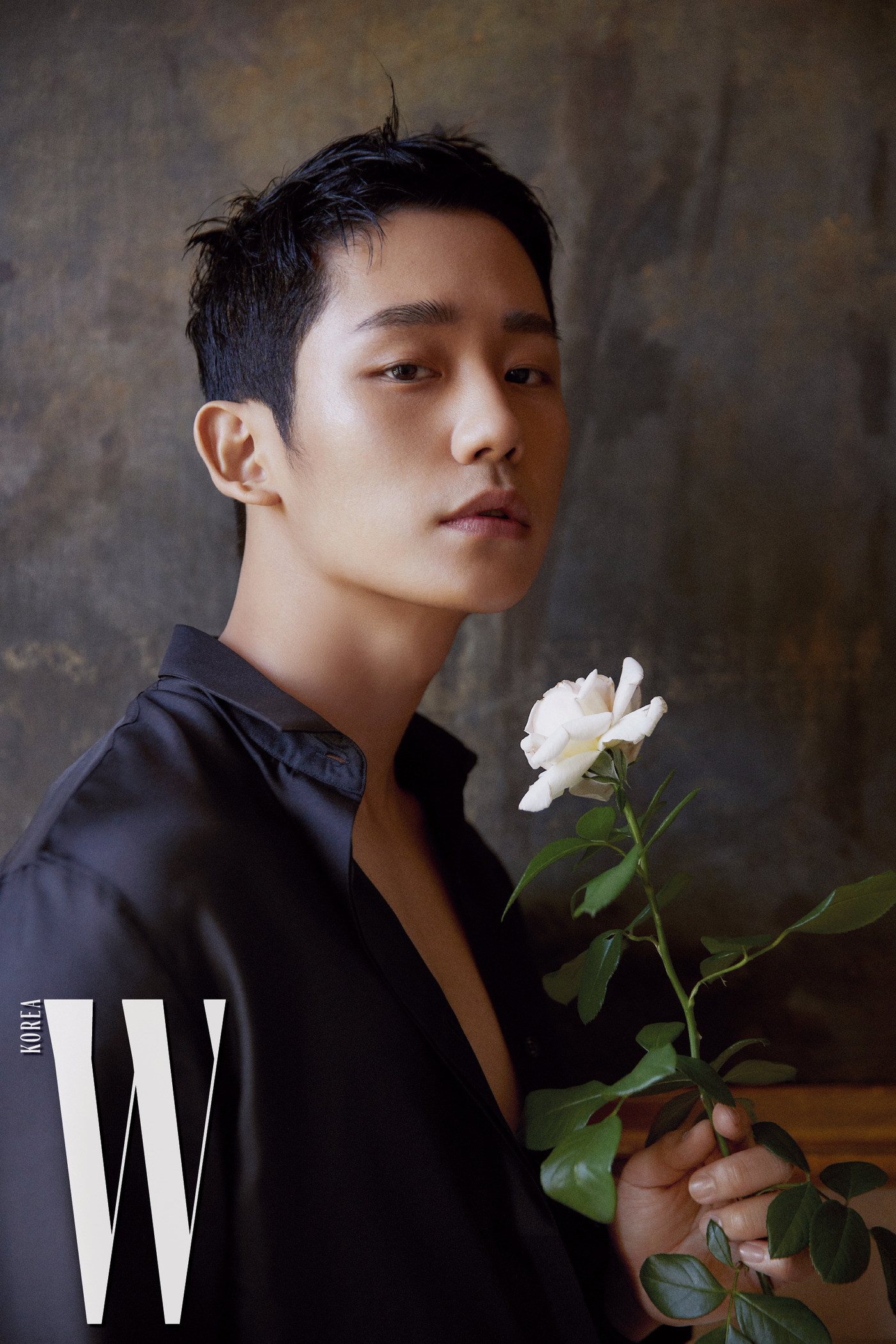 Seoul = = Actor Jung Hae In has covered the cover of the August issue of the fashion magazine W.Jung Hae In, who was busy with the drama The Man Who Buys Good Bob and overseas fan meeting, recently filmed a picture that expresses his unique charm in Paris, France, where he visited the Dior Man collection, which he expected for Kim Jones first debut.In particular, the two versions of the cover have become a hot topic with various aspects ranging from Jung Hae Ins boyhood to male beauty.In this picture, Jung Hae In captivates his gaze with his fascinating eyes and unique atmosphere.He has developed a different concept that has never been shown before, from charisma to dreamy expression that overwhelms the atmosphere.In addition, Jung Hae In, who stares at the camera indifferently, even mature sexy is buried.On this day, Jung Hae In showed a professional aspect by expressing delicate emotions despite the concept of challenging for the first time.He received praise from the staff for his excellent fashion digestion ability, from pose and expression to the concept, casual to suit.Jung Hae In said, Life and acting are inseparable, and life is also an actor in life, and life is more important as you work on your work.For example, I try not to live a regular life well. I do not think what I do is a regular personality. In addition to that, Jung Hae In also talked about lifestyles such as lifestyle and hobby, as well as various ways to enjoy his own Cattle turnover (small but definite happiness).On the other hand, Jung Hae Ins cover picture and interview can be seen through the August issue of W Korea sold at major bookstores nationwide from 20th.Jung Hae In will meet with domestic fans for a long time with a fan meeting held at Kyunghee University Peace Hall on the 28th.