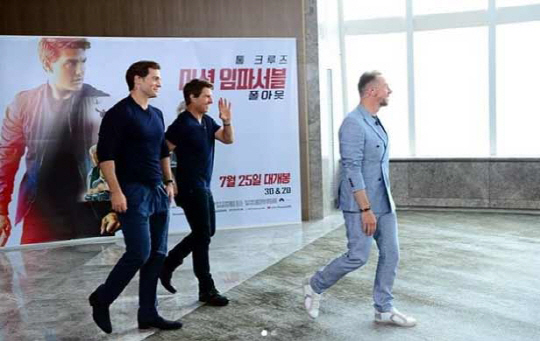 The production team of Running Man released the appearances of the main characters in the film Mission Impossible: Fallout.On the 20th, Running Man official SNS said, Yes! True Story. Hollywood top actors Tom Cruise, Henry Carville and Simon Pegg appeared on the recording.In the public photos, there are three actors who greet and enter the Running Man members.Tom Cruise, Henry Carville and Simon Pegg are continuing their friendly talk with the members of Running Man such as Yo Jae-Suk, Lee Kwang-soo, Haha and Kim Jong Kook.In particular, Tom Cruises meeting, which is called Yurs Willis and Yumes Bond in Running Man, is a hot topic through the Mission Impossible series and the Yoo Jae-Suk series, which is a great success in the spy mission.Even at the actual shooting scene, the two also showed a toxic familiarity; special chemistry from Yo Jae-Suk and Tom Cruise can be confirmed on air.The meeting between Running Man members and the main characters of Mission Impossible Tom Cruise, Henry Carville and Simon Pegg will air on Running Man which airs at 4:50 p.m. on the 22nd (Sunday).