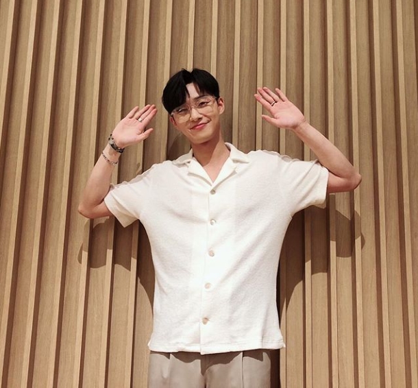<p>The actor Park Seo-joon has released an eccentric figure.</p><p>Park Seo-joon posted a piece of photograph on his instagram on July 20th.</p><p>In the picture Odonate The appearance of Park Seo-joon wearing glasses was put in. Park Seo-joon emanates the totally different attraction from the role of Lee Yeongjun in the Oversize shirt and brown linen pants and the tvN water tree drama Why is it Gimbiso? Park Seo-joon digests even retro fashion stylishly, giving the viewers impression.</p><p>The fans who touched the picture showed reactions such as well done, likes such sticky figure, charm crazy yes.</p><p>Park Seo-joon is now appearing as a perfect supporter Lee Yeongjun from appearance to financial strength in Why is Gimbiso so?</p>