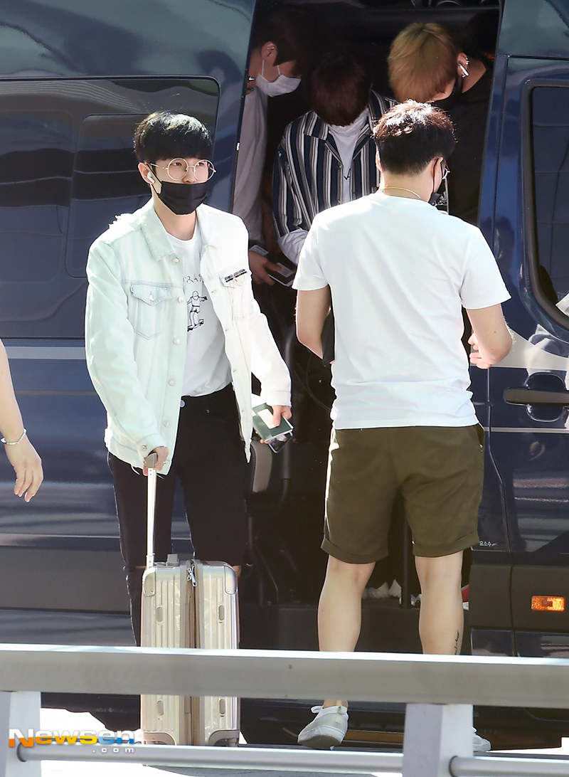 Group Wanna One departed for Kuala Lumpur, Malaysia, on the afternoon of July 20, with an airport fashion through Incheon International Airport Terminal 2.On this day, Wanna One (Kang Daniel, Park Ji-hoon, Lee Dae-hwan, Kim Jae-hwan, Ong Sung-woo, Park Woo-jin, Lai Kuan-lin, Yoon Ji-sung, Hwang Min-hyeun, Bae Jin-young and Ha Sung-woon) Kim Jae-hwan is heading to the departure hall.yun da-hee