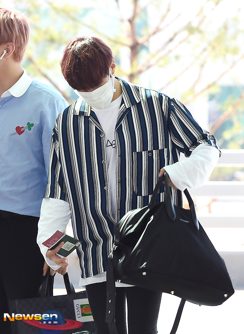 <p>Group Wanna One showed airport fashion and exited Malaysia Kuala Lumpur via the Incheon International Airport International Passenger Terminal No.2 afternoon on July 20th afternoon car world tour concert.</p><p>On this day Ha Sung-woon (River Daniel, Bakjifun, Idefi, Kim Jae-hwan, Ong Voice Actor, cold-drinking team, Lai Kuan-lin, Yun Jisong, Hwang Min-hyun, Baejin Young, Ha Sung-woon) There.</p>
