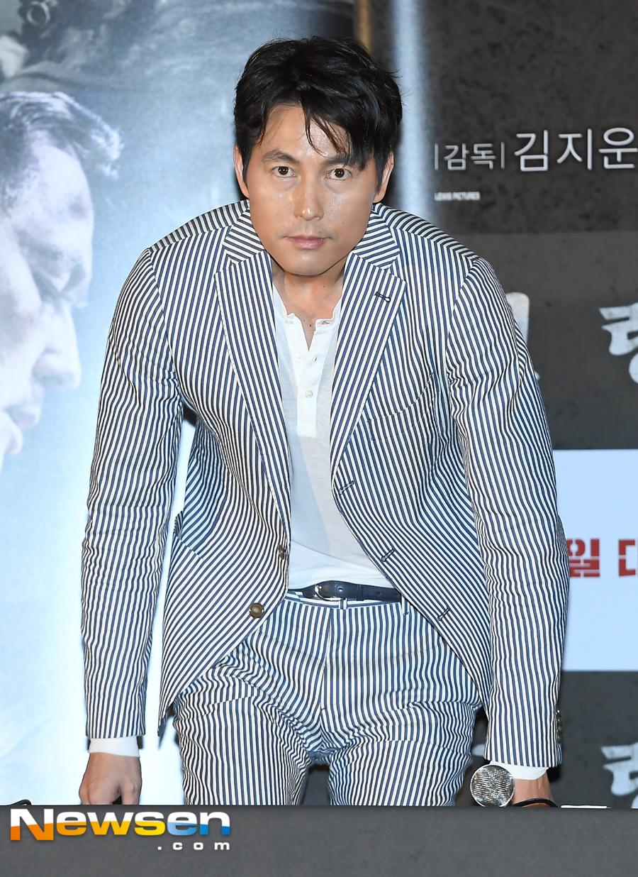 Jung Woo-sung attended the ceremony.The film Jin-Roh: The Wolf Brigade, starring actors Kang Dong-won, Han Hyo-joo, Jung Woo-sung, Kim Moo Yeol, Choi Min-ho (Shiny Minho), and Yeri Han, is a 2029 chaos that emerged as an anti-unification terrorist group after the two Koreas declared a five-year plan for unification. It will be released on July 25th as a film about the performance of the human weapon Jin-Roh: The Wolf Brigade, which is called the wolf in a breathtaking confrontation between absolute power institutions centered on Public Security.Jung Yu-jin