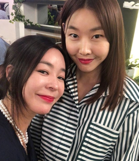 <p>Two-shot of Lee Hye-Yeong and Han Hye-jin was released.</p><p>Actor and singer Lee Hye-Yeong posted a sentence and a picture on his own Instagram on July 20, A chunk of charm belonging to the same company, Hedin is one cut.</p><p>In the photo tvN Life Bar Lee Hye-Yeong, Han Hye-jin met in the shooting scene was put in. Two close friends attract attention. Beauty that sucked up moisture is also impressive.</p><p>Meanwhile, Lee Hye-Yeong appeared in Life Bar which was broadcast on 19th. Han Hye-jin is active as MC of Life Bar</p>