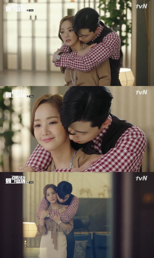 Park Seo-joons proposal, Why is Secretary Kim doing it? made the hearts of many women thrill.Lee Youngjun (Park Seo-joon) proposed to Park Min-young in the TVN drama Why Secretary Kim Will Do It (playplayed by Baek Sun-woo, Choi Bo-rim, directed by Park Joon-hwa) broadcast on the 19th, raising the audiences excitement index.The thought of the smile that decided Leave eventually changed.After graduating from high school, Smile, who entered the business front immediately, has been working as a secretary of Young Jun for nine years, and in the future he decided to live for his life, not for anyone.It was all because of Young-joon that the smile changed its mind. On that day, a famous groups competitors released a new notebook that seemed to have copied the design.While he was struggling to take measures from the plainsmen to senior executives, he helped the smile base, which worked for a long time in a famous group, to escape the crisis.Instructing people to do what they can in their positions, they monitored the situation by Young-joon, a famous group that found a solution by upgrading its new product.Vice Chairman Young-joon sighed with relief until night.Smile sat down in his seat and prepared for a full-fledged farewell, suddenly realizing that his goals and dreams that he had been working on were here and decided not to leave.I wont leave you, Smile told Young-joon, and I want to remain secretary of state.Young-joon, who had held a smile with his greed, said, Do not worry, find what Kim wants to do. But the smile was I found it. What I want to do is work as a secretary next to the vice chairman.I hate the difficulty of someone I love, he said. To be honest, who else will handle you?I want to stay with you. Young-joon proposed to Smile, saying, I want to marry Kim Mi-so. Smiles father objected, but the two mens happy wedding was expected.There were difficulties in the middle, but it was fun to see why Kims secretary would do it because of the love of the two people who deepened as they repeated the meeting.Above all, Park Seo-joons acting, which digested Young Jun who lives in his own taste, was the driving force of this drama.The coolness of Park Seo-jon, which was a tasteful digestion of the ambassadors that the viewers would have antagonized, was also a catalyst for increasing the number of female fans.Why would Secretary Kim do that? Captures the broadcast screen