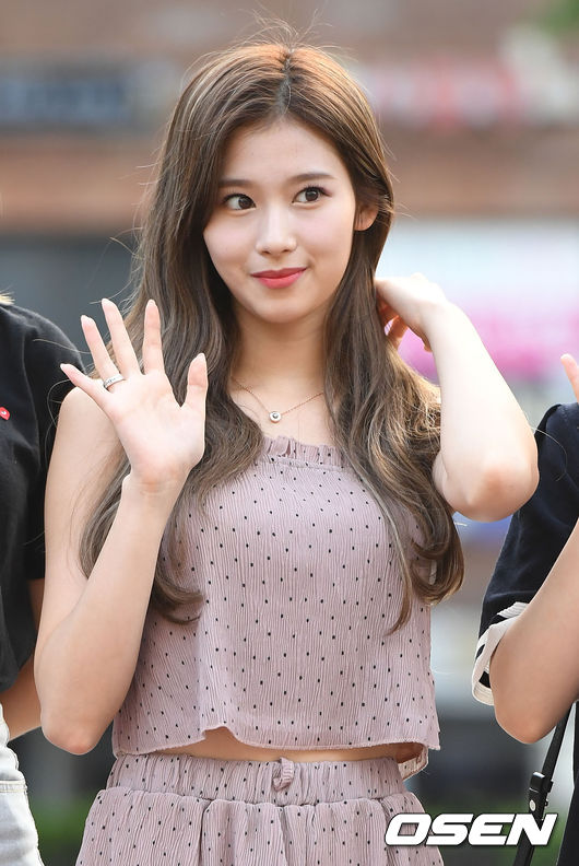 <p>Members of the girl group Lucky Twice Sana are taking a pose by participating in the recording of Music Bank which will be held at Yeouido KBS Shimbun, Seoul morning.</p>