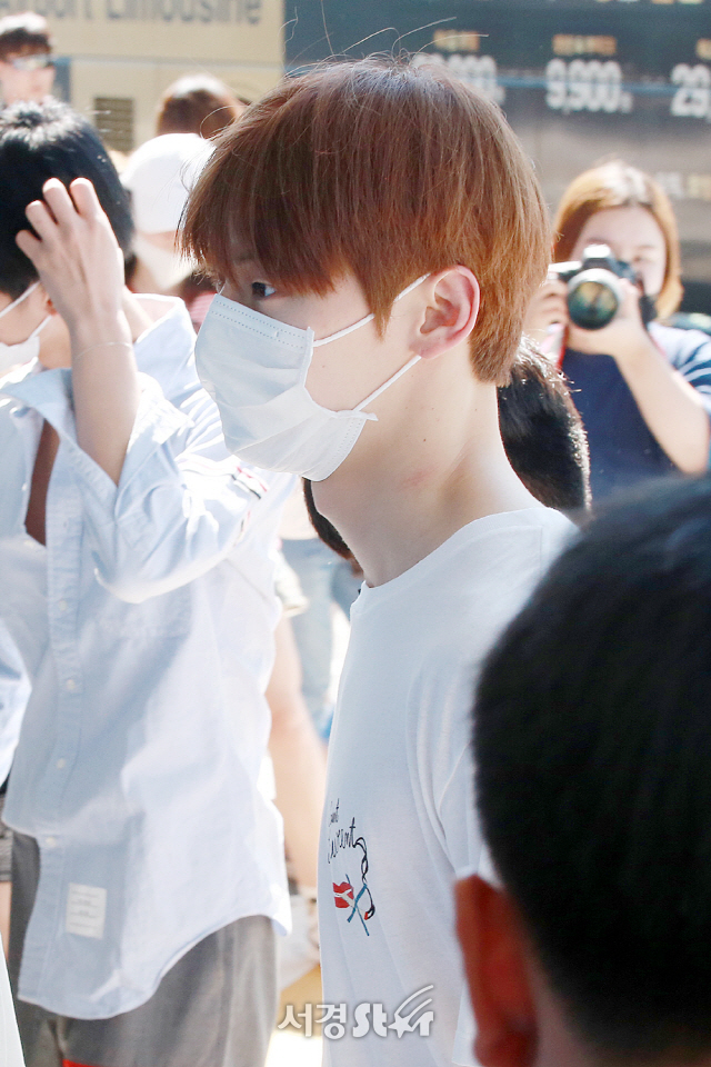 <p>Members of Wanna One (Wanna One) Hwang Min-hyun show off air fashion and depart for Malaysia.</p>