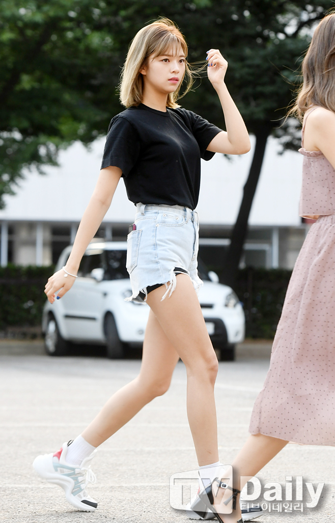 TWICE Jung Yeon is going to work for KBS 2 music program Music Bank at KBS New Pavilion in Yeouido, Yeongdeungpo-gu, Seoul on the 20th.KBS 2 music program Music Bank Way to work