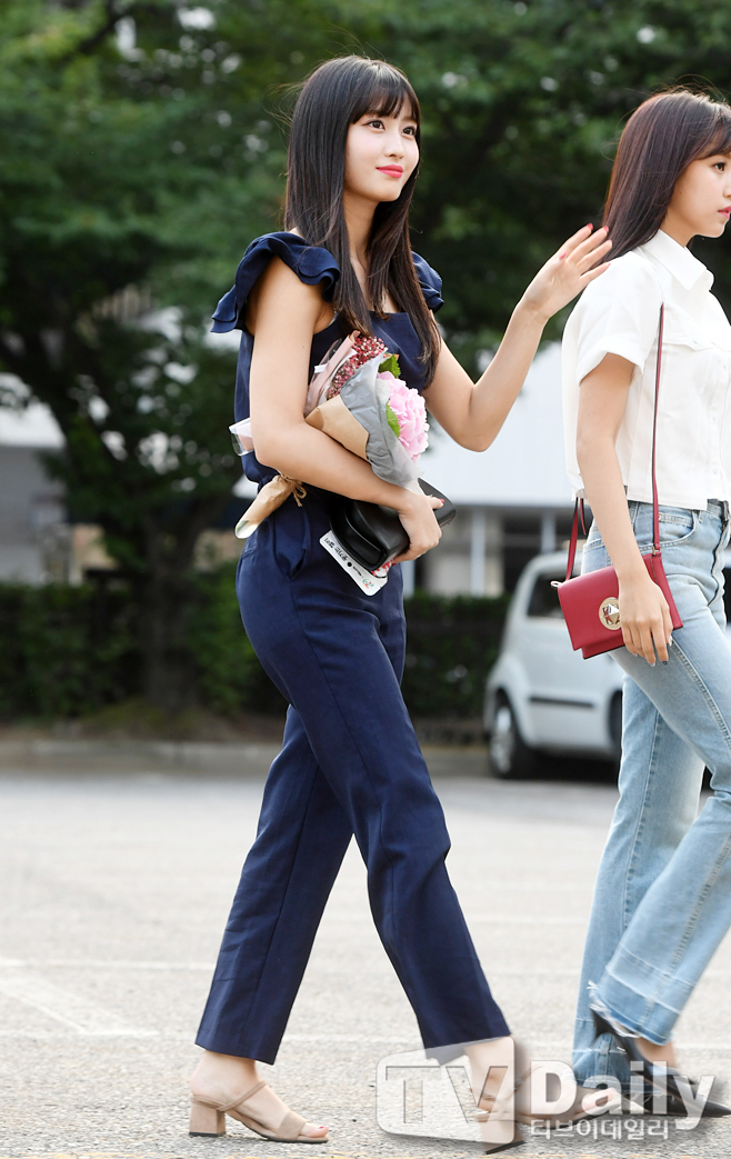 Lucky Twice Momo Beautiful looks than flowers <p>Lucky Twice Momo is going to work for the music program Music Bank of KBS 2 held at Kobe Shinkan, Yeouido-ku, Seoul morning.</p><p>KBS 2 Music program Music Bank attendance</p>