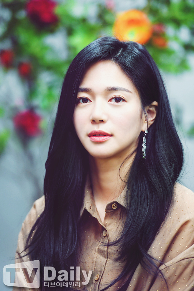 <p>Actor Lee Elijah jumped through Miss Hammurabi. From styling to personality, he totally possessed Lee Do-yeon, he remembered the work Miss Hammurabi which was warm inside and outside.</p><p>Lee Elijah appeared in the JTBC monthly fire drama Miss Hammurabi (Screenwriter Moon and Directed Kwak Jung Fan), which has been telecasted recently. Miss Hammurabi is a real court drama that three other courts too far will spread, even though it is the first judge of idealistic hot-blood, the elite judge who has the highest priority principle principle, realistic directors judge.</p><p>Lee Elijah has a perfect beauty without any faults in the theater, but he took on the role of Lee Do-yeon, a stenographer of the Seoul Central District Civil Affairs (stenographer), which is difficult to understand, and expanded his enthusiasm. Lee Do-yeon was a remake of a drama that was not in the original book, and was a new person who appeared. About my role Lee Do-yeon said, It was awesome, it was a refreshing and futile person than the global reading, there were only a few business terms, only words if I had to. I have received a feeling that it is a definite person to try. </p><p>Lee Elijah lived in Lee Do-yeon itself for several months to shoot Miss Hammurabi. It is Lee Elijah that the performance will go well if we do not immerse. He said, While shooting, he is considering buying the person, he laughed as little as Lee Do-yeon and tried to exist with a center that could break straight.</p><p>Actually, with the help of a judge Moon writer, I also asked for consultation to find a stenographer working in the court, and Lee Elijah who ate dinner together. Through this process he felt that stenographer was not just a writer of writing. About Lee Do-yeons occupation stenographer Lee Elijah stenographer said that the shape of the mouth without intervention, the behavior is the person who records the history of the court.</p><p>To become Lee Do-yeon Lee Elijah also styled cleanly. Instead of accessories for Lee Do-yeon, which was a perfect career woman, he also hid his face with eyeglasses. He says, In the drama, the person named Lee Do-yeon is a person who can do the job.When I do not know it in the private domain, I thought that it would not be a decorate person in the court to concentrate on work I wanted to give a clean feeling neatly and cleanly. </p><p>Next to such Lee Elijah there was a member of the court. Actors of a similar age such as Ko · Ara of spiraling role, Kim · Myeongsee of the correct station became one, making the site even warmer. Lee Elijah said, It was a very warm spot where I can not know their actual appearance, like a message that Miss Hammurabi tries to talk about, taking intimate and comfortable shoots with each other did. He was such a person. </p><p>Especially Lee Elijah continued talking to Ryu Dokhwan, the king of information who was depicting a love line. He said to Ryu Dok-hwan, who gave a laugh at the scene on the scene of the bread jumping out, Its a casual, funny, three-dimensional person, I am a wonderful student and a wonderful person, so I can prefer Bowan even more to act I answered.</p><p>The heart that information king gave to Lee Do-yeon was great, and Lee Do-yeon was attracted to such a man, opened his heart, would have been made to tell his true story. Before I knew a man, I began to express my expressions and emotions obediently, Lee Elijah and Lee Do-yeon were necessarily necessary people. </p><p>Of course, the concern that was put in the early stage was the law that remained of concern. Miss Hammurabi who talked about the human rights of women and ignored the vulnerable people was heard the anti-flag of society because it got the extreme response of the broadcast early stage. Lee Elijah said, Because its an important issue, I thought that I should say more, it was a message for peoples gaze and lines, since I knew the content from before shooting, I could communicate well I consulted with each other even in the middle of shooting and shot while consulting, so it was not difficult, he showed confidently.</p><p>Thanks to Lee Elijah s infinite effort and gentle scene, he gained popularity from viewers. Especially he took bad accusations of taking care of the achievements of greeting to villains in other works of the past. Lee Elijah said, I was happy to have received popularity in acting for the first time in a long time.When I do a villaine, there is criticism even if I do it well, if there is criticism without it, if the manta is the same, even if I do the same act Regardless, I was able to receive praise.The role was very good, the audience also feel like the feeling that Doyon feels, thank you for being thankful. I express my joy.</p><p>Such a Miss Hammurabi was a work like a warm light to him. Lee Elijah wants the viewers to feel that way. He says, It is a work that has meaning both as an actor and as a person, you do not want a viewer to be a work like a warm light.I have no sense of light given by the light.The light is necessary in the dark. I think that there is a darkness that you will have when you are faced with problems as viewers live so so, and I hope that Miss Hammurabi will remain with warm light The word Miss Hammurabi finished the reminiscence of.</p>