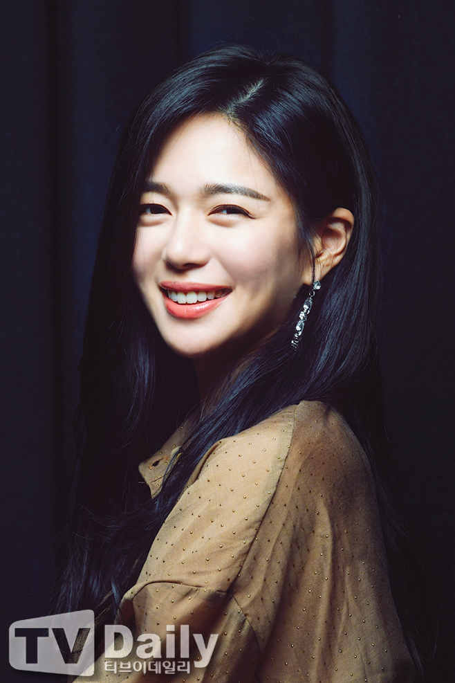 <p>Actor Lee Elijah jumped through Miss Hammurabi. From styling to personality, he totally possessed Lee Do-yeon, he remembered the work Miss Hammurabi which was warm inside and outside.</p><p>Lee Elijah appeared in the JTBC monthly fire drama Miss Hammurabi (Screenwriter Moon and Directed Kwak Jung Fan), which has been telecasted recently. Miss Hammurabi is a real court drama that three other courts too far will spread, even though it is the first judge of idealistic hot-blood, the elite judge who has the highest priority principle principle, realistic directors judge.</p><p>Lee Elijah has a perfect beauty without any faults in the theater, but he took on the role of Lee Do-yeon, a stenographer of the Seoul Central District Civil Affairs (stenographer), which is difficult to understand, and expanded his enthusiasm. Lee Do-yeon was a remake of a drama that was not in the original book, and was a new person who appeared. About my role Lee Do-yeon said, It was awesome, it was a refreshing and futile person than the global reading, there were only a few business terms, only words if I had to. I have received a feeling that it is a definite person to try. </p><p>Lee Elijah lived in Lee Do-yeon itself for several months to shoot Miss Hammurabi. It is Lee Elijah that the performance will go well if we do not immerse. He said, While shooting, he is considering buying the person, he laughed as little as Lee Do-yeon and tried to exist with a center that could break straight.</p><p>Actually, with the help of a judge Moon writer, I also asked for consultation to find a stenographer working in the court, and Lee Elijah who ate dinner together. Through this process he felt that stenographer was not just a writer of writing. About Lee Do-yeons occupation stenographer Lee Elijah stenographer said that the shape of the mouth without intervention, the behavior is the person who records the history of the court.</p><p>To become Lee Do-yeon Lee Elijah also styled cleanly. Instead of accessories for Lee Do-yeon, which was a perfect career woman, he also hid his face with eyeglasses. He says, In the drama, the person named Lee Do-yeon is a person who can do the job.When I do not know it in the private domain, I thought that it would not be a decorate person in the court to concentrate on work I wanted to give a clean feeling neatly and cleanly. </p><p>Next to such Lee Elijah there was a member of the court. Actors of a similar age such as Ko · Ara of spiraling role, Kim · Myeongsee of the correct station became one, making the site even warmer. Lee Elijah said, It was a very warm spot where I can not know their actual appearance, like a message that Miss Hammurabi tries to talk about, taking intimate and comfortable shoots with each other did. He was such a person. </p><p>Especially Lee Elijah continued talking to Ryu Dokhwan, the king of information who was depicting a love line. He said to Ryu Dok-hwan, who gave a laugh at the scene on the scene of the bread jumping out, Its a casual, funny, three-dimensional person, I am a wonderful student and a wonderful person, so I can prefer Bowan even more to act I answered.</p><p>The heart that information king gave to Lee Do-yeon was great, and Lee Do-yeon was attracted to such a man, opened his heart, would have been made to tell his true story. Before I knew a man, I began to express my expressions and emotions obediently, Lee Elijah and Lee Do-yeon were necessarily necessary people. </p><p>Of course, the concern that was put in the early stage was the law that remained of concern. Miss Hammurabi who talked about the human rights of women and ignored the vulnerable people was heard the anti-flag of society because it got the extreme response of the broadcast early stage. Lee Elijah said, Because its an important issue, I thought that I should say more, it was a message for peoples gaze and lines, since I knew the content from before shooting, I could communicate well I consulted with each other even in the middle of shooting and shot while consulting, so it was not difficult, he showed confidently.</p><p>Thanks to Lee Elijah s infinite effort and gentle scene, he gained popularity from viewers. Especially he took bad accusations of taking care of the achievements of greeting to villains in other works of the past. Lee Elijah said, I was happy to have received popularity in acting for the first time in a long time.When I do a villaine, there is criticism even if I do it well, if there is criticism without it, if the manta is the same, even if I do the same act Regardless, I was able to receive praise.The role was very good, the audience also feel like the feeling that Doyon feels, thank you for being thankful. I express my joy.</p><p>Such a Miss Hammurabi was a work like a warm light to him. Lee Elijah wants the viewers to feel that way. He says, It is a work that has meaning both as an actor and as a person, you do not want a viewer to be a work like a warm light.I have no sense of light given by the light.The light is necessary in the dark. I think that there is a darkness that you will have when you are faced with problems as viewers live so so, and I hope that Miss Hammurabi will remain with warm light The word Miss Hammurabi finished the reminiscence of.</p>