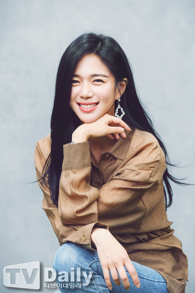 <p>Actor Lee Elijah jumped through Miss Hammurabi. From styling to personality, he totally possessed Lee Do-yeon, he remembered the work Miss Hammurabi which was warm inside and outside.</p><p>Lee Elijah appeared in the JTBC monthly fire drama Miss Hammurabi (Screenwriter Moon and Directed Kwak Jung Fan), which has been telecasted recently. Miss Hammurabi is a real court drama that three other courts too far will spread, even though it is the first judge of idealistic hot-blood, the elite judge who has the highest priority principle principle, realistic directors judge.</p><p>Lee Elijah has a perfect beauty without any faults in the theater, but he took on the role of Lee Do-yeon, a stenographer of the Seoul Central District Civil Affairs (stenographer), which is difficult to understand, and expanded his enthusiasm. Lee Do-yeon was a remake of a drama that was not in the original book, and was a new person who appeared. About my role Lee Do-yeon said, It was awesome, it was a refreshing and futile person than the global reading, there were only a few business terms, only words if I had to. I have received a feeling that it is a definite person to try. </p><p>Lee Elijah lived in Lee Do-yeon itself for several months to shoot Miss Hammurabi. It is Lee Elijah that the performance will go well if we do not immerse. He said, While shooting, he is considering buying the person, he laughed as little as Lee Do-yeon and tried to exist with a center that could break straight.</p><p>Actually, with the help of a judge Moon writer, I also asked for consultation to find a stenographer working in the court, and Lee Elijah who ate dinner together. Through this process he felt that stenographer was not just a writer of writing. About Lee Do-yeons occupation stenographer Lee Elijah stenographer said that the shape of the mouth without intervention, the behavior is the person who records the history of the court.</p><p>To become Lee Do-yeon Lee Elijah also styled cleanly. Instead of accessories for Lee Do-yeon, which was a perfect career woman, he also hid his face with eyeglasses. He says, In the drama, the person named Lee Do-yeon is a person who can do the job.When I do not know it in the private domain, I thought that it would not be a decorate person in the court to concentrate on work I wanted to give a clean feeling neatly and cleanly. </p><p>Next to such Lee Elijah there was a member of the court. Actors of a similar age such as Ko · Ara of spiraling role, Kim · Myeongsee of the correct station became one, making the site even warmer. Lee Elijah said, It was a very warm spot where I can not know their actual appearance, like a message that Miss Hammurabi tries to talk about, taking intimate and comfortable shoots with each other did. He was such a person. </p><p>Especially Lee Elijah continued talking to Ryu Dokhwan, the king of information who was depicting a love line. He said to Ryu Dok-hwan, who gave a laugh at the scene on the scene of the bread jumping out, Its a casual, funny, three-dimensional person, I am a wonderful student and a wonderful person, so I can prefer Bowan even more to act I answered.</p><p>The heart that information king gave to Lee Do-yeon was great, and Lee Do-yeon was attracted to such a man, opened his heart, would have been made to tell his true story. Before I knew a man, I began to express my expressions and emotions obediently, Lee Elijah and Lee Do-yeon were necessarily necessary people. </p><p>Of course, the concern that was put in the early stage was the law that remained of concern. Miss Hammurabi who talked about the human rights of women and ignored the vulnerable people was heard the anti-flag of society because it got the extreme response of the broadcast early stage. Lee Elijah said, Because its an important issue, I thought that I should say more, it was a message for peoples gaze and lines, since I knew the content from before shooting, I could communicate well I consulted with each other even in the middle of shooting and shot while consulting, so it was not difficult, he showed confidently.</p><p>Thanks to Lee Elijah s infinite effort and gentle scene, he gained popularity from viewers. Especially he took bad accusations of taking care of the achievements of greeting to villains in other works of the past. Lee Elijah said, I was happy to have received popularity in acting for the first time in a long time.When I do a villaine, there is criticism even if I do it well, if there is criticism without it, if the manta is the same, even if I do the same act Regardless, I was able to receive praise.The role was very good, the audience also feel like the feeling that Doyon feels, thank you for being thankful. I express my joy.</p><p>Such a Miss Hammurabi was a work like a warm light to him. Lee Elijah wants the viewers to feel that way. He says, It is a work that has meaning both as an actor and as a person, you do not want a viewer to be a work like a warm light.I have no sense of light given by the light.The light is necessary in the dark. I think that there is a darkness that you will have when you are faced with problems as viewers live so so, and I hope that Miss Hammurabi will remain with warm light The word Miss Hammurabi finished the reminiscence of.</p>