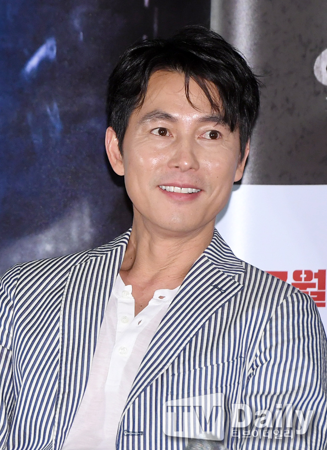 <p>A media preview of the movie Jin-Roh: The Wolf Brigade (Director Kim Jee-woon • Producer · Lewis · Pictures) was held at Yongsan CGV in Yongsan-ku, Seoul on the afternoon of the 20th.</p><p>Jung Woo - sung is participating in the press preview of the day.</p><p>Jin-Roh: The Wolf Brigade is backed by 2029 years of chaos that the Anti-unified Terrorist organization appeared after the inter-Korean declaration of the unified preparatory five-year plan. Come in a movie depicting the success of Human Weapon Jin-Roh: The Wolf Brigade called wolves in a breathtaking confrontation between the police organization Tukugidé and the intelligent authority centered on information intelligence public security Release on 25th.</p><p>The media preview of the movie Jin-Roh: The Wolf Brigade</p>