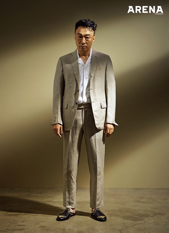 Actor Lee Sung-min, who predicted another life character renewal in the movie Witness (director Cho Kyu-jang), showed off his presence through the picture.Lee Sung-min recently filmed a photo shoot with fashion magazine Arena.In the public picture, Lee Sung-min focuses his attention with his thrilling eyes like Sang-hoon in the Wisk Witness.In addition, Lee Sung-mins unique charm, which emits an aura that overwhelms the viewer with only one cut, naturally blended with the sensual tone of the picture.Sitting in a neat blue shirt and leaning slightly against a chair, his deep eyes and expression emit an intense presence.Lee Sung-min, who is standing in front of the styling and uniqueness with a combination of suits and unique shoes, shows his charisma full of pictures and shows a deepened emotional line.The Warrior is a shocking chase thriller between the witness and the criminal who became the next target of the perpetrator when he witnessed the Murder in the middle of the apartment.Lee Sung-min saw the Murder, but he played the role of a witness Sang-hoon, who had to pretend not to see it, and played the role of a witness in a dilemma. He played the role of an exploding emotional performance as well as a struggling family.In the August issue of Arena, you can see not only the picture showing Lee Sung-mins overwhelming charisma, but also the behind-the-scenes story of the chase thriller Witness that will blow the heat this summer, and the interview about his acting life.The Witness will be released on August 15.Photo = Arena